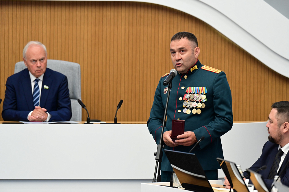 Глава Башкортостана Радий Хабиров вручил ордена генерала Шаймуратова участникам СВО из республики, фото 4