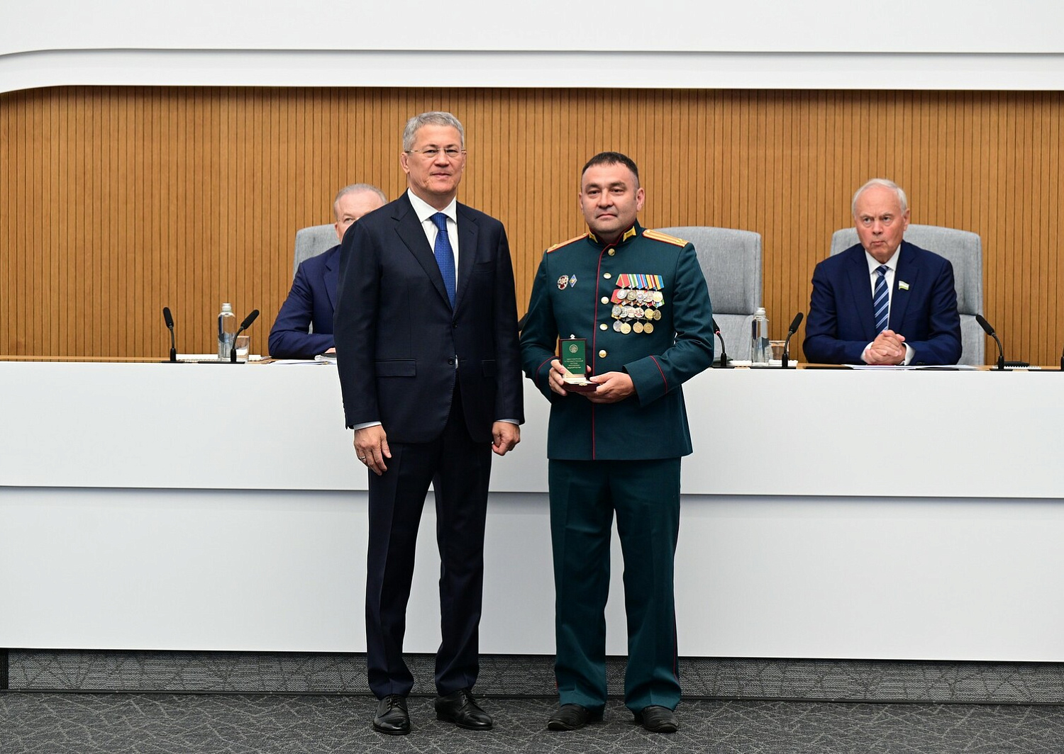 Глава Башкортостана Радий Хабиров вручил ордена генерала Шаймуратова участникам СВО из республики, фото 3