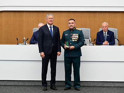 Глава Башкортостана Радий Хабиров вручил ордена генерала Шаймуратова участникам СВО из республики, фото 3